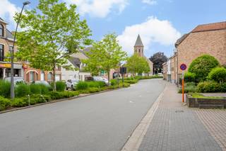 Bent u op zoek naar een renovatieproject met tal van mogelijkheden? Deze centraal gelegen woning in het hart van Oosterzele biedt een unieke kans voor investeerders of projectontwikkelaars. De woning dient volledig gerenoveerd te worden, aantrekkelijke ligging op wandelafstand van winkels, scholen en openbaar vervoer.<br />Een absolute troef is de ruime en mooie tuin, waar u in alle rust kunt genieten van groen en privacy. Het perceel biedt bovendien interessante mogelijkheden voor verdere ontwikkeling, afhankelijk van de geldende stedenbouwkundige voorschriften. <br />Dankzij de centrale ligging, het ruime perceel en het aanzienlijke potentieel vormt deze eigendom een buitenkans voor wie op zoek is naar een pand met toekomstperspectief.<br />Voor meer informatie of een bezoek ter plaatse, contacteer Roxanne op 0496/85.09.62.