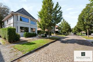 Een villa waar comfort, verfijning en woonkwaliteit op natuurlijke wijze samenkomen. <br /><br />In de residentiële rust van de Burggraaf de Nieulantlaan in Sint-Andries bevindt zich deze bijzonder verzorgde en perfect instapklare villa. Een woning waar hoogwaardige afwerking, hedendaags comfort en energiezuinigheid harmonieus samengaan. Alles is aanwezig om er zonder verdere ingrepen een bijzonder aangename thuis van te maken. Of beter gezegd: u hoeft enkel nog te verhuizen.<br /><br />De ligging vormt een bijkomende troef: een rustige en residentiële omgeving, terwijl het centrum van Brugge, de Expresweg en de autosnelwegen bijzonder vlot bereikbaar zijn. <br /><br />Samenstelling: <br />Ruime inkomhal met vestiaire en gastentoilet. Het woongedeelte met parket is helemaal open maar biedt verrassend genoeg gezellige ruimtes (TV-Hoek, salon met gashaard, eetplaats). De keuken vormt zonder twijfel het kloppende hart van de woning. Hier werd gekozen voor een uitzonderlijk hoogwaardige uitvoering met onder meer V-ZUG-toestellen, een granieten werkblad, houthaard, ontbijtruimte en een aparte koffiehoek. De grote raampartijen openen het zicht volledig naar de tuin en zorgen voor een overvloed aan natuurlijk licht. In de tuin werden verschillende, zonnige terrassen aangelegd. Bijkomend op het gelijkvloers: wasruimte, douche, koelcel.<br /><br />Op het verdiep: master-bedroom met dressing en en-suite douchekamer. 2 ruime slaapkamers. Luxe badkamer met ligbad en douche. Apart toilet.<br />Via een vaste trap bereiken we de tweede verdieping waar een grote slaapkamer is, en waar ook de echte zolder zich bevindt.<br /><br />Ruime kelder toegankelijk vanuit de inkom.<br /><br />Troeven: Domotica, EPC B (score 115), zonnepanelen (17kw), airco in de slaapkamers, batterij (7,5kw), residentiële topligging (mobi-score 9/10)<br /><br />Een uitzonderlijke woning voor wie geen compromis wil maken tussen wooncomfort, afwerking en ligging.<br /><br />Neem zeker contact op met al uw vragen of om uw persoonlijke afspraak (7/7) vast te leggen: 0478 93 72 00 of maxime@maelsteen.be