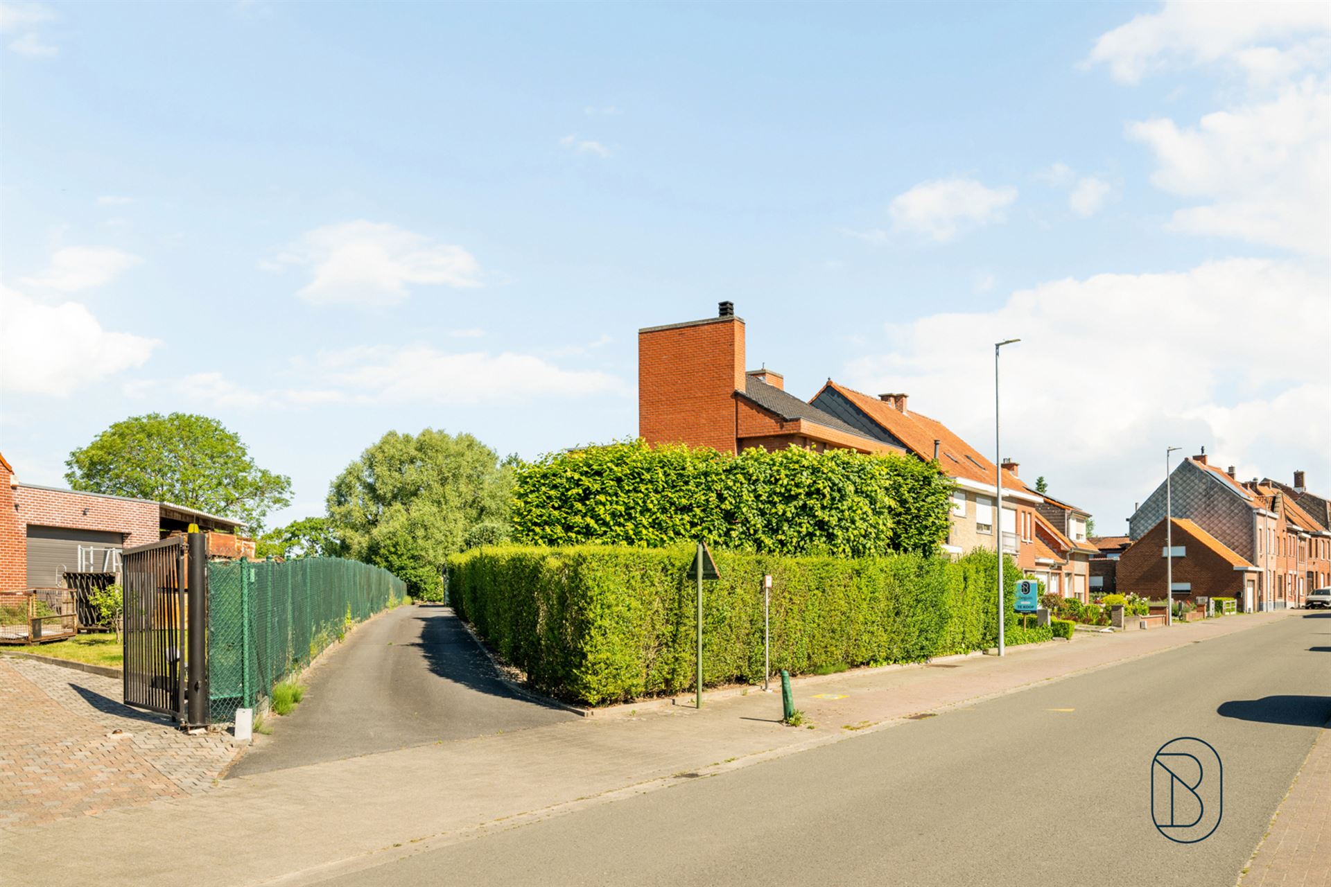 Ruime instapklare gezinswoning met garage en oprit - foto 5