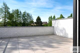 Dit nieuwbouwproject is gelegen in de Vloeiherkstraat, aan de rand van het centrum van Wellen, en is volledig afgewerkt met hoogwaardige materialen.<br />Prijs inclusief 21% BTW: 452.200 €<br /><br /><strong><u>Indeling:</u></strong><br />Hal, ruime woonkamer met open keuken en aansluiting naar zowel het balkon aan de straatzijde als het dakterras, nachthal met toilet, wasplaats, 3 slaapkamers en een badkamer met een douche en dubbele lavabo met meubel.<br /><br />Ook de buitenaanleg is inbegrepen: Het terras werd aangelegd, het perceel is omheind en het gras werd ingezaaid.<br />Het appartement is voorzien van een warmtepomp, uitstekende isolatie en zonnepanelen. <br />Aan het zuid-gerichte schuifraam is een elektrisch bedienbare screen voorzien.<br /><br />Bij dit appartement hoort een carport en een buitenberging, inbegrepen in de vermelde prijs. <br />Meer detailinfo en plannen beschikbaar op kantoor.