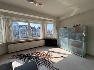 Ontdek dit gezellig en goed onderhouden appartement, ideaal gelegen in het hart van Knokke, op wandelafstand van het Van Bunnenplein en het...