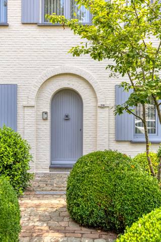 Deze ruime en karaktervolle gezinswoning aan Schuttershof 19 biedt een aangename combinatie van gezellige leefruimtes, praktische voorzieningen en een prachtig aangelegde tuin. Dankzij de rustige maar centrale ligging bevinden alle mogelijke faciliteiten zich op wandelafstand.<br /><br />Beschrijving:<br />Via de inkomhal betreedt u de woning. Op het gelijkvloers bevindt zich een gezellige tv-kamer, ideaal als afzonderlijke ontspanningsruimte. Daarnaast beschikt de woning over een ruime eetkamer met zithoek en salon. De naastgelegen volledig uitgeruste keuken biedt alle nodige voorzieningen. Verder vindt u op deze verdieping een gastentoilet en een afzonderlijk bureel, dat perfect dienst kan doen als thuiswerkplek of hobbyruimte. Vanuit de hal is tevens de praktische kelder bereikbaar, die voor extra opslagruimte zorgt.<br /><br />Op de eerste verdieping bevinden zich drie ruime slaapkamers en een volledig ingerichte badkamer. Deze is uitgerust met een ligbad, een afzonderlijke douche, een toilet en een dubbele wastafel.<br /><br />Ook buiten heeft deze woning heel wat te bieden. Er is een garage alsook een praktische berging met bovenliggend een bergzolder. Aan bergruimte is er dus geen gebrek.<br /><br />De prachtig aangelegde, volwassen tuin, zichtbaar van op het zonnige terras, vormt een absolute troef. Dankzij de gunstige oriëntatie, het vele groen en de nodige privacy is het hier heerlijk vertoeven in een rustige omgeving. <br /><br />Voor meer informatie of een bezoek, neem contact met ons op via info@vastengoed.be of bel naar 014/72 73 74.<br /><br />Wenst u een gratis schatting van uw eigendom? Neem contact met ons op via 014/72 73 74.