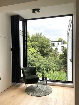 <p><span>Ontdek dit prachtige dakappartement in Berchem, op wandelafstand van het Middelheimpark, het Nachtegalenpark en Park Den Brandt. In de nabijheid van openbaar vervoer, singel en ring.</span></p><p><span>Dit dakappartement in een kleinschalig gebouw met betonconstructie, werd in 2017 volledig vernieuwd. </span></p><p><span>Via de inkomhal met apart toilet, komen we in de ruime leefruimte, badend in licht en zicht. Vooraan is er een open burearuimte met ingemaakte kasten. </span></p><p><span>Initieel waren dit twee slaapkamers, makkelijk terug te brengen in deze staat indien gewenst. Via het inpandige terras met glazen harmonicadeur, komen we in de volledig geïnstalleerde keuken met toestellen. Via een glazen deur komen we achteraan in de slaapkamer. De betegelde badkamer bevat een dubbele lavabo, een ruime douchecabine en aansluitingen voor wasmachine en droogkast. Dit appartement is licht en ruimtelijk, mede door de doorlopende parketvloer.</span></p><p><span>Kwaliteiten: een inpandig ZO terras, conforme nutsvoorzieningen, leuke ligging en bereikbaarheid, geen gemeenschappelijke kosten, 2 kelders en vrij bij akte.</span></p><p><span>Benieuwd? Maak snel uw afspraak op www.immodelaet.be of op 036440088</span></p><p><span> </span></p>