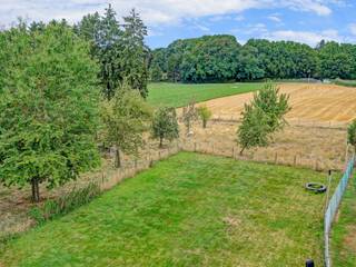 [[ DIT PAND NEEMT DEEL AAN DE ERA OPEN HUIZEN DAG OP 6/12 VAN 16:00 TOT 17:00 ]]Ontdek deze karaktervolle woning met loods, gelegen op een terrein...