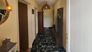 Deze te renoveren woning is zeer rustig gelegen en toch vlakbij het commercieel centrum van Maasmechelen, het winkelcentrum M2, de Pauwengraaf...