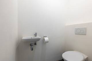 Huurprijs: 835 EUR per maand+ 100 EUR per maand voor ondergrondse autostaanplaats en berging+ 95 EUR per maand gemeenschappelijke kostenKosten...