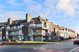 Dit prachtige <strong>hoekappartement </strong>van <strong>109 m²</strong> ligt op slechts enkele minuten van het centrum van Rumbeke.<br />Het appartement valt op door zijn <strong>grote glaspartijen</strong>, die voor een overvloed aan natuurlijk licht zorgen, en is volledig omgeven door ruime, <strong>zongerichte </strong>terrassen.<br /><br /><strong>Indeling:</strong><br />Bij binnenkomst betreed je de woonkamer met <strong>open keuken</strong>. De woonkamer, afgewerkt met stijlvol <strong>parket </strong>en omringd door grote raampartijen, biedt een open en <strong>luxueus </strong>gevoel.<br />De keuken is volledig geïnstalleerd en voorzien van inbouwtoestellen. Voor extra comfort is er een <strong>airco </strong>aanwezig, die de warmte in de zomer buiten houdt.<br />Via de nachthal bereik je een apart toilet, een badkamer met ligbad en dubbel lavabomeubel, en een ruime slaapkamer.<br />Een vaste trap leidt naar het tweede verdiep, waar je een praktische wasplaats vindt, een tweede badkamer met douche en lavabo, en een tweede ruime slaapkamer.<br /><br />Er is een ondergrondse <strong>garagebox </strong>aanwezig. Deze garagebox bedraagt 30.000 euro en is <strong>niet inbegrepen </strong>in de vermelde verkoopprijs. <br /><br /><strong>Energie en comfort:</strong><br />Het appartement is zeer energiezuinig met een <strong>EPC-score B (153 kWh/m² per jaar)</strong>. Hoogrendementsbeglazing (2006), centrale verwarming op aardgas en een airco-installatie dragen bij aan een duurzaam en comfortabel wooncomfort.<br /><br /><strong>Ligging:</strong><br />De locatie is ideaal: snelle verbinding naar de E403 en de ring van Roeselare, op wandelafstand van bakker, Carrefour, frituur en andere voorzieningen.<br />Interesse?<br /><br />Voor meer informatie of een bezoek aan dit unieke appartement, neem contact op via 051/201400 of info@dicasa.be