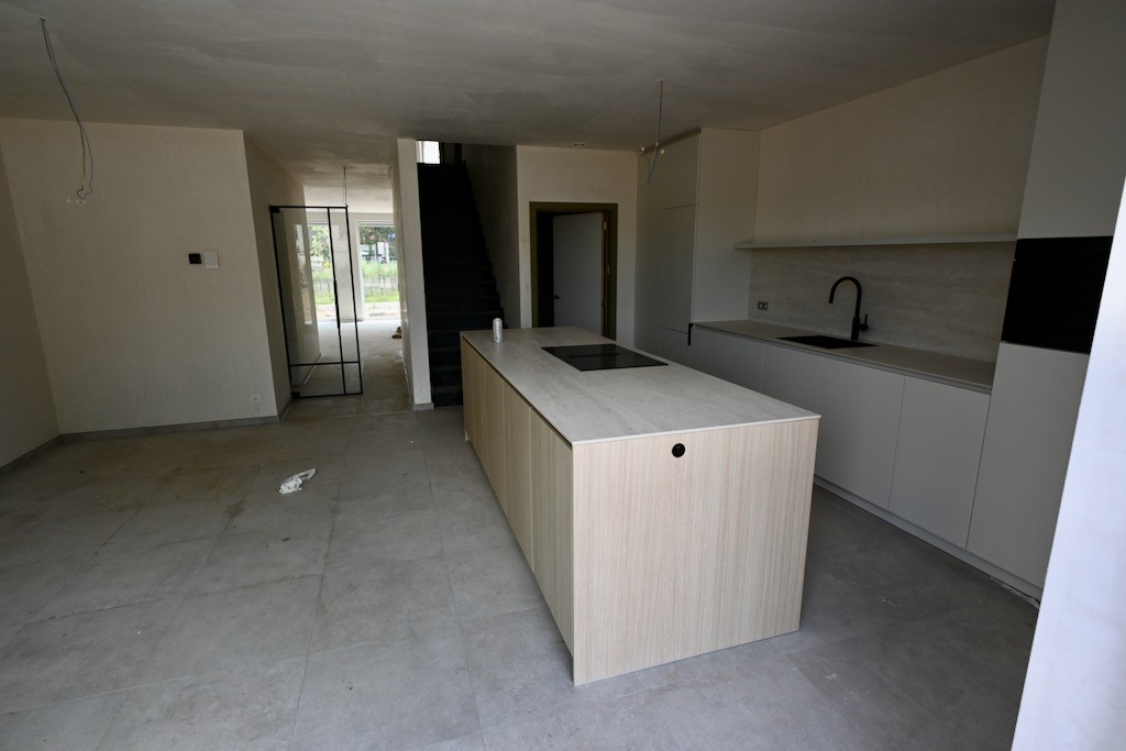 Ruime Nieuwbouwwoning in een nieuwe Verkaveling ! - foto 4