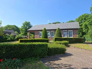Charmante laagbouwwoning op ruim perceel met prachtige tuinDeze instapklare woning is gelegen op een prachtig perceel van ca. 1.800 m² en beschikt...