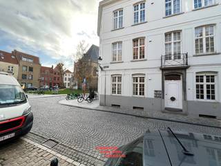 Dit gezellig gelijkvloersappartement is gelegen in het Sint-Annakwartier. Vanuit de inkom hebben we toegang tot alle ruimtes. De woonkamer is...