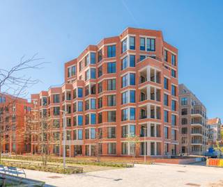 <div>
<div>
<div>
<div>
<div>
<div>
<div>
<div>
<div>
<div>
<div>Telephone: 02 318 18 08 of new.brussels@weinvest.be<br /><br />Gelegen op de site van Tour & Taxis bevindt Park Lane zich in het hart van een Brusselse wijk die volop in ontwikkeling is. Winkels, restaurants, culturele hotspots en sportinfrastructuur liggen op wandelafstand. De grotendeels autovrije omgeving, omringd door een park, biedt een perfecte balans tussen het bruisende stadsleven en een groene leefomgeving. Bijna alle appartementen zijn inmiddels verkocht; vandaag zijn er nog slechts enkele tweeslaapkamerappartementen beschikbaar<br />De tweeslaapkamerappartementen van Park Lane zijn verdeeld over verschillende gebouwen met een verzorgde architectuur. Ze onderscheiden zich door hun grote raampartijen, royale leefruimtes tot 106 m² en kwalitatieve afwerking. Elk appartement beschikt over een privatief terras waar je volop van het buitenleven geniet. Op vlak van energieprestaties behaalt de residentie een EPC-score tussen B+ en A, dankzij onder meer driedubbele beglazing en fotovoltaïsche zonnepanelen. Zo geniet je van een energiezuinige woning met een laag verbruik.</div>
</div>
</div>
</div>
</div>
</div>
</div>
</div>
</div>
</div>
</div>