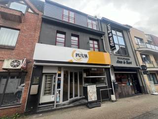 Dit gebouw is gelegen in het centrum van Temse en heeft tot september 2025 dienst gedaan als bakkerij met winkel, atelier, opslagruimtes, garage en woonst.<br />Het totale gebouw betreft een aaneensluiting van 2 achter elkaar gelegen gebouwen met uitgang langs 2 parallel lopende straten.<br />De grondoppervlakte bedraagt 246 m². De totale nuttige oppervlakte bedraagt ca 532 m². Het woongedeelte telt 3 slaapkamers.<br />Het gebouw dateert van 1996, maar is gerenoveerd in 2005.<br />De ontwikkelingsmogelijkheden bestaan uit het omvormen van het totale gebouw naar een zuiver appartementsgebouw.<br />Er kunnen echter ook andere invullingen gegeven worden aan het geheel.<br />Het gebouw is gelegen in de Scheldestraat 59 te Temse. Dit is in het centrum van Temse, nabij voldoende voorzieningen (zoals scholen, winkels, ...) en heeft goede verbindingsmogelijkheden gezien de ligging nabij de N16, E17 en invalswegen. Er is voldoende parkeergelegenheid in de onmiddellijke nabijheid.<br />Er wordt aan de kandidaat de mogelijkheid geboden om het volledige onroerende goed aan te kopen (als zuivere vastgoedtransactie).<br />Een overname van de aandelen van de vennootschap is echter eveneens bespreekbaar.<br />Interesse? Neem dan contact op met Hans op GSM +32 497 26 99 37 of via e-mail hans@finactor.be