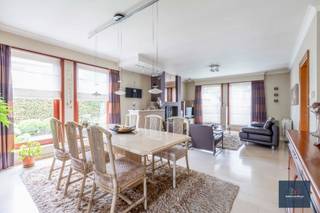Schrijf u in via onze site ; https://ap.lc/QZRou Deze uitermate goed gelegen, ruime half open bebouwing (191m²) werd gebouwd in het jaar 1987 op...