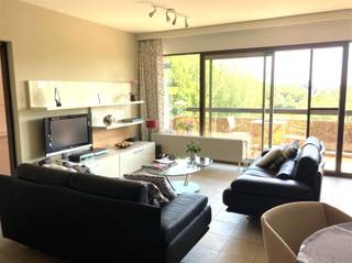 <p><span>Dans un endroit calme à Edegem, entouré de verdure, nous vous proposons cet appartement énergétiquement efficace (89m²) avec 3 chambres à coucher et un parking souterrain. </span></p><p><span>L'immeuble, construit en 1978, est situé au Puits Romain. Dans les environs immédiats, vous pouvez faire de belles promenades, trouver des transports publics, des magasins et des écoles.</span></p><p><span>Depuis l'espace de vie, vous avez une vue sur la verdure. </span></p><p><span> </span></p><p><span>L'appartement a des fenêtres à double vitrage avec des menuiseries en bois. Le chauffage central individuel fonctionne au gaz et le brûleur a été récemment renouvelé.</span></p><p><span>L'électricité n'est pas conforme à la norme AREI. Des travaux de rénovation sont en cours.</span></p><p><span>Les ascenseurs de l'immeuble ont déjà été adaptés aux normes actuelles, de même que la toiture a déjà été dotée d'une isolation. </span></p><p><span> </span></p><p><span>Disposition :</span></p><p><span> </span></p><p><span>Nous entrons dans l'appartement par le hall d'entrée central. On y trouve des toilettes pour invités avec lave-mains.</span></p><p><span>Plus loin, nous entrons dans l'espace de vie lumineux. De l'espace de vie, vous pouvez accéder à la terrasse spacieuse où il est agréable de se détendre en été.</span></p><p><span>La cuisine équipée offre un confort de base. La première chambre/bureau est attenante à l'espace de vie.</span></p><p><span> </span></p><p><span>Du huitième étage, on accède aux chambres et à la salle de bains avec douche et toilettes. Il y a également un meuble de salle de bains.</span></p><p><span>Dans le hall de nuit, il y a une pièce de rangement supplémentaire où l'on peut stocker les machines à laver.</span></p><p><span> </span></p><p><span>Le domaine dispose d'un jardin commun qui est entretenu. Il y a un court de tennis accessible à tous les propriétaires.</span></p><p><span>Les frais mensuels fixes s'élèvent à environ 240 euros/mois (syndic, entretien de l'ascenseur, entretien des parties communes, entretien du jardin, eau, services publics, fonds de réserve de l'immeuble).</span></p><p><span> </span></p><p><span>L'appartement est actuellement loué. Le contrat de location doit être respecté. </span></p><p><span> </span></p><p><span>J'aimerais énumérer les atouts de cet appartement pour vous :</span></p><p><span> </span></p><ul><li><span>Appartement lumineux avec une terrasse spacieuse et une belle vue sur la verdure</span></li><li><span>Agencement logique de l'appartement : hall d'entrée avec toilettes invités, séjour lumineux, 2 ou 3 chambres, cuisine équipée et salle de bains.</span></li><li><span>Chauffage central individuel au gaz (nouveau brûleur 2021 - Buderus)</span></li><li><span>Double vitrage sur l'ensemble du logement avec menuiseries en bois</span></li><li><span>Comprend une place de parking souterrain + un local à vélos commun.</span></li></ul><p><span> </span></p><p><span>EPC : 109 kWh/m² (label A)</span></p><p><span>DÉVELOPPEMENT URBAIN SUR DEMANDE</span></p><p><span>P-score:A G-score:A</span></p><p><span> </span></p><p><span>Pour plus d'informations ou une visite du site, appelez-nous au 03-449 42 41 ou envoyez-nous un e-mail à hallo@habicom.be.</span></p><p><span>Vous connaissez la valeur de votre bien ? Prenez un rendez-vous sans engagement avec notre expert habicom dans votre région.</span></p><p><span> </span></p>