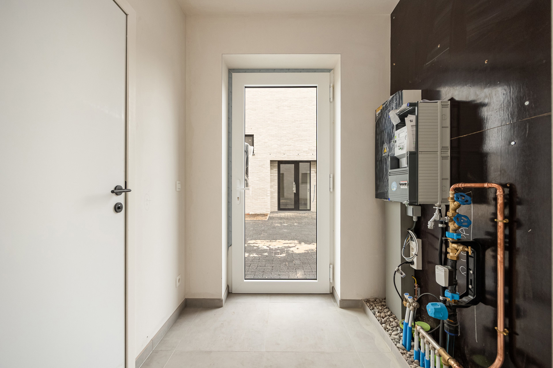 Halfopen woning met 3 slaapkamers en carport/fietsenberging op perceel van ca 320m² - foto 2
