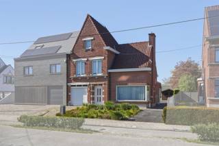 <p><span>In het charmante en landelijke Oostnieuwkerke, op een vlotte verbinding naar Roeselare, bevindt zich deze ruime en solide halfopen bebouwing op een perceel van maar liefst 828 m².</span></p><p><span> </span></p><p><span>Deze degelijke woning met een bewoonbare oppervlakte van 221 m² biedt tal van mogelijkheden en vormt de ideale thuisbasis voor grote gezinnen of wie op zoek is naar alle voorzieningen binnen handbereik.</span></p><p><span> </span></p><p><span>Bij het betreden van de woning komt u terecht in een inkomhal die toegang geeft tot de aangename leefruimte met een gezellige zit- en eetplaats, waar de gas cassette zorgt voor extra warmte en sfeer. Aansluitend bevindt zich de open keuken, voorzien van kwalitatieve toestellen en heel wat praktische bergruimte. Verder op het gelijkvloers vinden we nog een wasplaats/berging, een eerste badkamer met dubbele lavabo en douche, en een apart toilet.</span></p><p><span>De eerste verdieping telt vier volwaardige, waarvan meerdere met ingemaakte kasten, evenals een tweede badkamer uitgerust met lavabo, ligbad en toilet. De geïsoleerde zolder biedt bovendien tal van mogelijkheden en kan perfect ingericht worden als extra slaapkamer, hobbyruimte of master suite.</span></p><p><span> </span></p><p><span>De woning beschikt over twee garages, waarvan één met automatische poort en één die ook perfect kan dienen als tuinhuis of extra opslagruimte. Daarnaast is er een droge kelder.</span></p><p><span> </span></p><p><span>Achteraan geniet u van een diepe, groene tuin waar rust en privacy centraal staan – een ideale plek om te ontspannen en te genieten van het buitenleven.</span></p><p><span> </span></p><p><span>Kortom, een ruime en veelzijdige woning op een goede ligging met een uitstekende bereikbaarheid. Absoluut een bezoek waard!</span></p><p><span> </span></p>