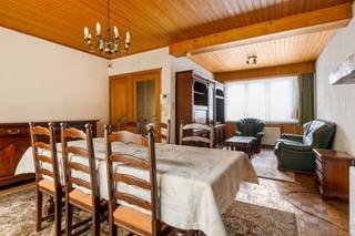 Wonen aan een gezellig pleintje, met een eigen tuin en alle voorzieningen dichtbij. Dat klinkt alvast goed, toch?<br /><br />Aan het Boerenkrijgplein in Merksem vind je deze te renoveren woning met drie slaapkamers, een ruime garage en heel wat mogelijkheden om ze helemaal naar je hand te zetten.<br /><br />Binnen vind je op het gelijkvloers een leefruimte met aansluitend de open keuken en eetplaats. De veranda brengt je naar het terras en de groene, privatieve tuin. Een fijne plek om buiten te zitten, met bovendien een overdekt terras. Ook de compacte badkamer bevindt zich op deze verdieping.<br /><br />De eerste verdieping telt twee slaapkamers, waarvan één momenteel dienstdoet als bureau. Een verdieping hoger, bereikbaar via een vaste trap, vind je nog een derde slaapkamer.<br /><br />En dan is er de garage. Een handige extra ruimte voor fietsen, gereedschap en alles wat je liever niet in huis bewaart. Met een kelder en een afzonderlijke tuinberging is er bovendien aan opbergruimte geen gebrek.<br /><br />De woning is toe aan een grondige renovatie. Maar wie graag zelf keuzes maakt over indeling, materialen en afwerking, kan hier volop zijn eigen ideeën realiseren.<br /><br />En de ligging? Die krijg je er alvast bij. Een aangename woonbuurt met een echt buurtgevoel, terwijl winkels, scholen, openbaar vervoer en belangrijke verbindingswegen vlot bereikbaar zijn.<br /><br />Een woning die wat aandacht vraagt, maar waar je met de juiste plannen iets heel fijns van kan maken.