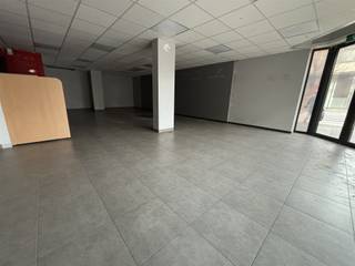 COMMERCIEEL KANTOORRUIMTE IN AALSTDeze moderne kantoorruimte van 120m² is gevestigd in het hart van Aalst, op een uitstekende locatie in...