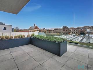 <p>Tél : 0456 87 27 16 / E-mail : juliana.t@weinvest.be<br /><br />We Invest vous propose en exclusivité ce magnifique appartemen moderne de 70m², situé au 3ème étage de l’immeuble neuf au-dessus du nouveau Colruyt de Schaerbeek, près de la place Jambeline de Meux. Cet appartement bénéficie d'une localisation stratégique, proche du quartier du Cinquantenaire et du centre-ville, avec une excellente desserte en transports en commun.<br /><br />Il dispose d'une vaste terrasse arborée de 10m² et entretenue par le propriétaire, offrant un espace extérieur idéal pour profiter du plein air et d'une luminosité naturelle optimale tout au long de la journée. Avec une performance énergétique exceptionnelle , il assure un confort de vie optimal tout en permettant de réaliser des économies d'énergie significatives.<br /><br />L’appartement se compose d’une cuisine ouverte très équipée, d’une salle de bain, d’une chambre confortable.<br /><br />L’immeuble intègre des technologies durables, telles que le chauffage par le sol, une pompe à chaleur, et une isolation thermique et acoustique renforcée. La récupération des eaux de pluie pour les toilettes contribue également à une réduction substantielle de la consommation d'eau.<br /><br />Cave privative, local vélos inclus !<br /><br />Charges : 120€ (entretien des communs, bacs à plantes, ascenseur).<br /><br />PEB : A+<br /><br />Disponible immédiatement ! Bail de 3 ans minimum!<br /><br />À visiter sans tarder ! Pour plus d'exclusivités, visitez www.weinvest.be.</p>