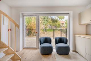 <span><strong>**Vraag uw brochure op/bezoek aan**</strong></span><br /><br />Op een steenworp van het centrum van Leuven kan je dit opbrengstpand met 5 vernieuwde studio's terugvinden. We bevinden ons dus in de begeerde omgeving van Gasthuisberg en ook een vlotte bereikbaarheid met het openbaar vervoer en een aansluiting op tal van verbindingswegen. Kortom zitten we op een toplocatie met allerlei faciliteiten in de buurt!<br /><br />Alle studio's zijn bemeubeld en beschikken over een volledig geïnstalleerde keuken, privatieve badkamer en enkele beschikken over een privatieve buitenruimte. Kortom, deze studio's bieden alles voor jong professionals en studenten op zoek naar een comfortabele woonplek op de stadsgrens.<br /><br />UNIT 00.01: Studio gelijkvloerse verdieping (25,85 m2), privatieve keuken, badkamer, aparte slaapruimte en privatief terras.<br />UNIT 00.02: Studio gelijkvloerse verdieping (28,63 m2) achterzijde, privatieve keuken, badkamer en privatief terras.<br />UNIT 00.03: Studio gelijkvloerse verdieping (23,76 m2) achterzijde, privatieve keuken, badkamer, aparte slaapruimte en privatief terras met uitzicht op groen.<br />UNIT 01.01: Studio eerste verdieping (25,66 m2), privatieve keuken, badkamer en aparte slaapkamer.<br />UNIT 02.01: Studio tweede verdieping (22,31 m2), privatieve keuken, badkamer en aparte slaapkamer. <br /><br /><span><strong>Op zoek naar een investering met onmiddellijk rendement? Dan ben je hier op het juiste adre</strong></span>s!<br /><br /><span><strong>Interesse? Vraag je brochure op en plan uw bezoek in met onze Expert Investeringsvastgoed: jack@connect-immo.be of 0495 53 46 49</strong></span><br /><br />EPC 00.01: 30 kWh/m² - 3535116<br />EPC 00.02: 49 kWh/m² - 3535173<br />EPC 00.03: 26 kWh/m² - 3535383<br />EPC 01.01: -12 kWh/m² - 3535253<br />EPC 02.01: 14 kWh/m² - 3535220