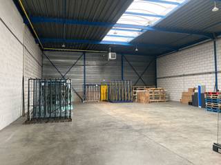 Located in a strategic part of Sint-Lambrechts-Woluwe, this functional warehouse with office space is available for rent. The property is ideal for storage and administrative purposes.

Features:
 565 m² of warehouse space with a clear height of 6 meters
 140 m² of offices, equipped with air conditioning for a comfortable working environment
 4 parking spaces included
 LED lighting and gas heating in the warehouse

This combination of warehouse and office space is perfect for businesses looking for a professional base in Brussels, offering both space and comfort.

Location:
 Situated on the calm yet central Tollaan
 Excellent connection to the Brussels ring road and urban network

Interested? Contact us for more information or to schedule a visit: 02 462 32 00