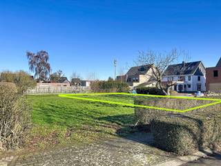 Perceel bouwgrond van 371m² voor een woning in half open verband (met garage). De bouwgrond is zeer gunstig gelegen in een rustige, autoluwe...