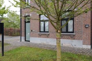 *2% registratie wanneer je voldoet aan de voorwaardenVandaag nemen we je mee naar deze luxueuze loft op het gelijkvloers van Residentie Graanmolens...