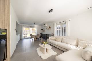 Ligging
Deze moderne open bebouwing bevindt zich in de Goudvinklaan 31 in Zwijndrecht. Een moderne en energiezuinige gezinswoning die nieuwbouwcomfort combineert met ruimte, een grote tuin en een bijzonder complete uitrusting.
Indeling
Op het gelijkvloers bevindt zich een ruime en lichtrijke leefruimte die naadloos aansluit op de moderne, volledig geïnstalleerde open keuken. Het centrale keukeneiland vormt hierbij een praktische én gezellige verbinding tussen de keuken en de leefruimte. Vanuit de leefruimte is er rechtstreeks toegang tot het ruime terras en de uitgestrekte tuin.
Op de eerste verdieping bevinden zich drie volwaardige slaapkamers. De masterbedroom beschikt over een eigen dressing en biedt hierdoor extra comfort en opbergruimte. Daarnaast zijn er twee badkamers, wat zorgt voor een praktische indeling voor een gezin.
Verder beschikt de woning over een verzorgde zolder, die momenteel voornamelijk dienst kan doen als extra bergruimte, maar ook mogelijkheden biedt voor verdere invulling.
Buiten beschikt de woning over een oprit met garage, waardoor er voldoende parkeermogelijkheden zijn op eigen terrein.
Troeven
•	Volledig nieuwgebouwde open bebouwing uit 2021 
•	BEN-woning
•	Elektrische installatie conform 
•	Volledig geïnstalleerde moderne keuken met keukeneiland 
•	Vloerverwarming 
•	Airconditioning 
•	Zonnepanelen 
•	Ruime en verzorgde zolder 
•	Groot terras en uitgestrekte tuin 
•	Oprit met garage 

