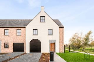 Kwalitatieve energiezuinige pastorij-nieuwbouwwoning met 3 (of mogelijkheid tot 4/5) slk, tuin en garage (of mogelijkheid van carport)
Goedgelegen te Astene, nabij invalswegen, scholen en openbaar vervoer.

INDELING: inkom en traphal, toilet, grote lichtrijke leefruimte met open geïnstalleerde keuken, berging en wasplaats, handige garage. Verder beschikken de woningen over een mooie tuinzone die aangelegd kan worden.

Op de verdieping bevinden er zich 3 slaapkamers en de badkamer.

TROEVEN: kwalitatieve afwerking, direct instapklaar, energiezuinig, zonnepanelen, dubbele beglazing mogelijkheid tot afwerken ruime zolder.

Een bezoek is zeker mogelijk, neem contact met Emiel via: emiel@immobeguin.be

*Prijzen zijn exclusief kosten (BTW, Registratierechten, Aansluitingskosten,...)