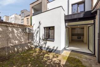 Gelijkvloers appartement met tuinHet gelijkvloers omvat een volledig gerenoveerd appartement (2025) met een lichtrijke open leefruimte. Dankzij de...