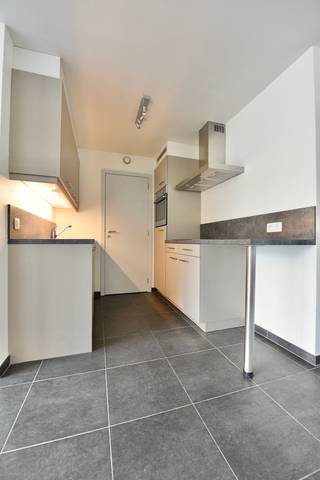 Dit recent en stijlvol afgewerkt appartement geniet van een uitstekende centrale ligging, op wandelafstand van winkels, openbaar vervoer en diverse voorzieningen. Ook de belangrijkste invalswegen zijn vlot bereikbaar.
Het appartement onderscheidt zich door zijn hedendaagse afwerking, aangename lichtinval en praktische indeling. De verzorgde keuken, moderne badkamer en lichtrijke leefruimte zorgen voor een aangenaam wooncomfort.
De indeling is als volgt: een inkomhal met gastentoilet, een leefruimte met open keuken en aansluitend een berging, een badkamer en een slaapkamer
Het gebouw beschikt over een lift en een gemeenschappelijke fietsenberging.
Dankzij de energiezuinige eigenschappen en gunstige EPC-score geniet u bovendien van een beperkt energieverbruik.
Een instapklaar appartement dat comfort, energiezuinigheid en een uitstekende bereikbaarheid perfect combineert!
Ideaal voor wie zorgeloos en comfortabel wil wonen op een centrale locatie.
Wenst u een bezoek aan het centraal gelegen appartement? Maak uw afspraak via www.vastgoedunicum.be of stuur een e-mail naar verhuur@vastgoedunicum.be.