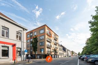 Te renoveren lichtrijk appartement op hoekligging (Peter Deconinckstraat - Noordstraat) vlakbij centrum en station.  Gelegen op de 4de verdieping...