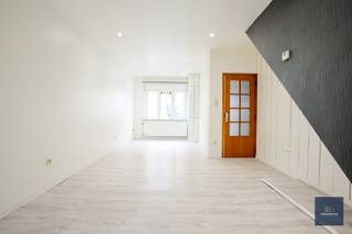 Deze woning heeft een oppervlakte van 123m² en is gelegen nabij het centrum van Gent.<br /><br />Via de inkomhal betreden we de ruime en lichtrijke leefruimte. Aansluitend bevinden zich de keuken de badkamer. met douche, wastafel en toilet. Er is ook een aansluiting om een wasmachine te plaatsen.<br /><br />Op zowel de eerste als de tweede verdieping zijn telkens 2 slaapkamers.<br /><br />De woning beschikt over een koer.<br />De elektrische installatie werd recent conform gekeurd.<br /><br />De woning is gelegen dichtbij verschillende restaurants, supermarkten, fitness, apotheek... Op fietsafstand van centrum Gent.<br /><br />Voor meer informatie -> xavier@makelaarshuys.be / 0468 31 17 51