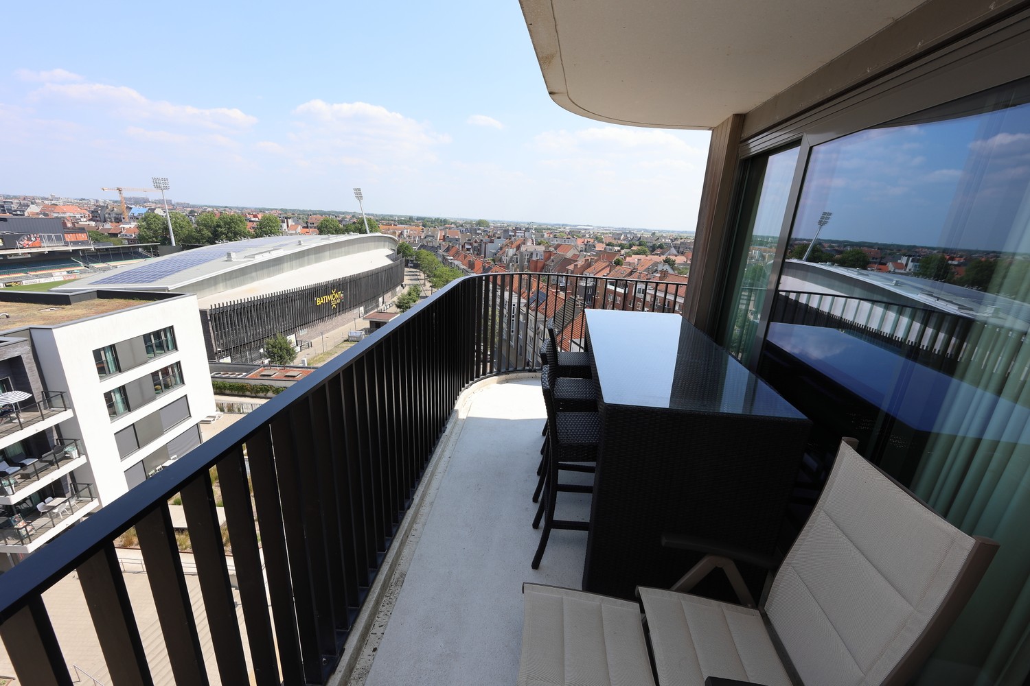 Schitterend Hoekappartement omgeven met ruime zonneterrassen te Mariakerke ! - foto 5