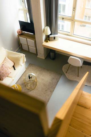 <p><strong>Lichtrijke studentenkamer met eigen badkamer.</strong></p><p>Deze gezellige ruimte van 32 m² is perfect ingericht als uitvalsbasis voor studenten. Met 4 meter hoge plafonds en grote ramen geniet je van een open en lichte sfeer. Het kot beschikt over een eigen badkamer met inloopdouche, toilet en lavabo, en een dubbel bed op een mezzanine voor extra comfort. Daarnaast is het volledig uitgerust met een koelkast, kledingkast en bureau, zodat je alles bij de hand hebt.</p><p>De huurprijs bedraagt €590, met bijkomende kosten van €205. Gelegen aan de Rue de l'Université zit je midden in het hart van de stad, met universiteiten, hogescholen, het treinstation, trendy bars en restaurants, fitnesscentra en zelfs de Universiteitscampus letterlijk voor de deur.</p><p>Voor meer informatie kun je ons bereiken via +32 4 250 04 88. Onze vertegenwoordigers helpen je graag verder.</p><p>Let op: dit kot is uitsluitend beschikbaar voor studenten!</p>
