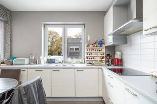 Stijlvol energiezuinig appartement met twee slaapkamers en garage .Binnenkomen doe je in de ruime, lichtrijke leefruimte met een open, volledig...