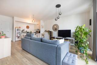 BRUSSELS, European district, magnificent apartment of ± 88m² with terrace of ± 6m² located on the 7th floor of a building from 2014. Entrance hall with reinforced door, living room of ± 34m², fitted open-plan kitchen, 2 bedrooms (± 15 &amp; 9m²), bathroom, laundry room, toilet and cellar (P23). Bicycle storage, pushchair storage, double glazing, dual airflow, reinforced door. Thermostat. Charges ± €150/month (communal, property management, insurance, cleaning). EPC: B+. Measurements given for information purposes only.