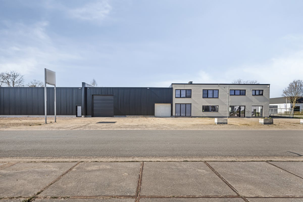 Industrial building with concierge apartment on 34a 60ca in Maaseik for sale - photo 1