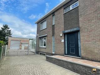 <p><span>Vergunde tweewoonst met ruime loods, dubbele garage en landelijke tuin</span><span><br /><br /></span></p><p><span>Bent u op zoek naar een eigendom die wonen en werken perfect combineert of naar een <br />woning met een aparte woonentiteit voor familie, kangoeroewonen of verhuur? Dan is <br />deze vergunde tweewoonst ongetwijfeld een unieke opportuniteit. </span></p><p><span> </span></p><p><span>Ook de ligging is een absolute troef. De woning geniet van een uitstekende bereikbaarheid<br />met een vlotte verbinding naar Nederland. Het centrum van Maastricht bereikt u in slechts<br />een kwartier, terwijl ook de op- en afrit van de E313 nabij gelegen zijn. Hierdoor combineert<br />deze woning een rustige woonomgeving met een uitstekende bereikbaarheid.<br />Ideaal voor zowel gezinnen, als zelfstandigen die een centrale uitvalbasis zoeken.</span></p><p><span><br />Met een totale bewoonbare oppervlakte van 285 m² bestaat het pand uit een ruime <br />gezinswoning van ca. 225 m² en een afzonderlijk appartement van ca. 60 m², elk met een <br />eigen toegang en huisnummer. De woonentiteiten kunnen perfect weer tot één woonentiteit <br />worden omgevormd.<br /><br />De hoofdwoning verwelkomt u via een inkomhal met gastentoilet en trap naar de verdieping. <br />Op het gelijkvloers bevinden zich een slaapkamer of bureauruimte van ca. 13 m², een <br />aangename leefruimte, een volledig uitgeruste keuken met inductiekookplaat, ingebouwde oven, <br />microgolfoven, vaatwasser (allen AEG), koelkast, spoelbak en afzuigkap, evenals een lichtrijke <br />veranda. <br />Op de eerste verdieping vindt u de nachthal, drie ruime slaapkamers van 20, 16,5 en 13 m² en <br />een badkamer uitgerust met ligbad, toilet en enkele lavabo.<br />Verder beschikt U over een kelder met inpandige garage.<br /><br />Het appartement is bereikbaar via een aparte buitentrap en beschikt over een open leefkeuken. <br />Via een vaste trap bereikt u de zolderverdieping, waar zich een gezellige leefruimte, de slaapkamer <br />en een badkamer met ligbad, toilet en enkele lavabo bevinden.<br /><br />Een absolute meerwaarde is de ruime loods van 125 m² met een poorthoogte van 3 meter, <br />aangevuld met een dubbele garage van 65 m². Ideaal voor zelfstandigen, hobbyisten, opslag of <br />het stallen van meerdere voertuigen. <br /><br />Ook op energetisch vlak scoort deze eigendom bijzonder goed. Dankzij de reeds uitgevoerde <br />renovaties, waaronder de isolatie van dak en buitenmuren en de vervanging van de ramen, beschikt <br />de woning over een EPC-label C. Hierdoor geldt geen renovatieverplichting, zodat u onmiddellijk <br />zorgeloos kunt genieten.<br /><br />Achteraan het perceel bevindt zich een verzorgde, aangename tuin waar u in alle rust kunt genieten <br />van het mooie, landelijke uitzicht over de achtergelegen velden en weilanden. Een ideale plek om te <br />ontspannen in een groene omgeving. <br /><br />Kortom, een bijzonder veelzijdige eigendom met tal van mogelijkheden, waar comfortabel wonen, <br />ruimte en functionaliteit perfect samenkomen. <br /><br /></span><span>Wenst U meer informatie over deze woning of een bezichtiging? <br />Contacteer ons via 012 26 22 05 of info@hetimmohuis.be. </span></p>