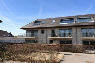 Dit mooie dakappartement (61 m²) bevindt zich op de 2e verdieping van de rustig gelegen stijlvolle Residentie Kloosterhof. Hier geniet je van een knusse woonomgeving en alle comfort!<br />Indeling: ruime inkomhal met gastentoilet en plaats voor vestiaire, gezellige leefruimte met toegang tot het zonnige terras, vervolgens hebben we de ingerichte keuken met praktische berging/wasplaats, 2 slaapkamers en de badkamer met ligbad/douche en lavabomeubel. Het gebouw beschikt over een lift.<br />Bij het appartement hoort een garage, gelegen op het gelijkvloers met voldoende manoeuvreerruimte, praktisch gemak!<br />Het appartement is energiezuinig (EPC B), instapklaar en in goed onderhouden staat, het is vrij op 1 juli. De gemeenschappelijke kosten en de garage zijn inbegrepen in de huurprijs.