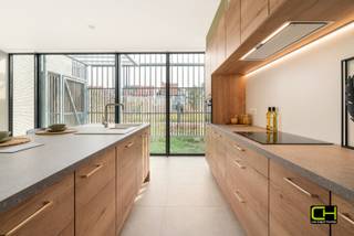 Ontdek deze energiezuinige nieuwbouwwoning in Elsakker 10, gelegen in een rustige en kindvriendelijke woonwijk. Hier geniet je van een groene en veilige omgeving waar kinderen vrij kunnen spelen, terwijl je toch profiteert van vlotte verbindingen naar winkels, scholen, sportfaciliteiten en belangrijke in- en uitvalswegen. <br /><br />Je wordt verwelkomd in de inkomhal met apart gastentoilet. Er is een zeer ruime en lichtrijke woonkamer met open moderne keuken voorzien van alle toestellen. Dankzij de grote raampartijen geniet je overal van daglicht, terwijl de praktische berging zorgt voor extra comfort. Op de eerste verdieping vind je drie volwaardige slaapkamers en een badkamer die uitgerust is met zowel een inloopdouche, een bad als een stijlvol lavabomeubel. Daarnaast is er ook een apart toilet aanwezig. De nachthal biedt bovendien ruimte om een bureau te plaatsen en er kan een grote ingemaakte kast voorzien worden, ideaal voor wie houdt van extra opbergruimte. <br /><br />Buiten geniet je van een zonnige tuin met terras en tuinhuis. Achteraan is er een toegangspoort naar een recreatief park dat binnenkort door Stad Gent wordt aangelegd, wat een meerwaarde vormt voor de leefomgeving. Vooraan de woning is er een fietsenberging voorzien en bijkomend beschikt dit pand ook over een privatieve parkeerplaats. Dankzij de zonnepanelen en de warmtepomp woon je niet alleen modern en comfortabel, maar ook energiezuinig. Bovendien kan deze woning aangekocht worden onder <strong>registratierechten (2 of 12%)</strong>, wat een extra voordeel biedt. Deze nieuwbouw werd nog niet in gebruik genomen. <br /><br />Wenst u meer informatie of een afspraak, gelieve ons te contacteren via 09 395 05 40 of verkoop@concept-home.be