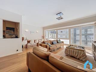 Dit aangenaam appartement biedt een lichtrijke leefruimte met aansluitend salon en eetplaats, een praktische keuken en drie comfortabele...