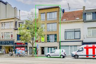 Vergund betonnen opbrengsteigendom bestaande uit 3 appartementen + 1 ruim handelsgelijkvloers met tuin in Merksem! Gelegen op dé TOPLOCATIE op de...