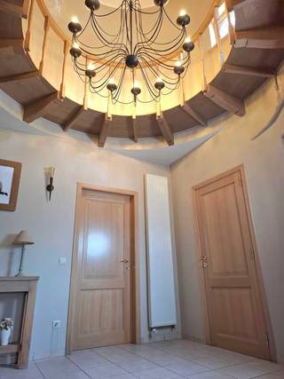 Prachtige Spaanse villa op 11a 06ca bestaande uit: fraaie 'toren'-inkomhal, grote leefruimte met open haard, ingerichte keuken, wasplaats, 2...