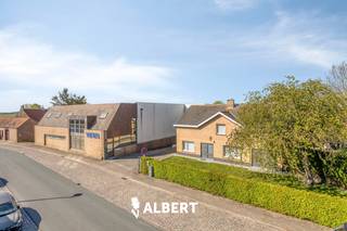 Bedrijfsgebouw met kantoren, magazijnen en woonst te koop in AvekapelleOp een strategische locatie in het centrum van Avekapelle, vlakbij de op- en...