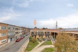 <p><span> </span></p><p><span> </span></p><p><span>Welkom in deze recente woning in Machelen, een prachtig gezinshuis dat moderne comfort met praktische indeling combineert. Deze fijne woning beschikt over +/- 110m² aan woonoppervlak, perfect voor een gezin dat kwaliteit en ruimte zoekt.</span></p><p><span> </span></p><p><span>Centraal gelegen naast het gemeentehuis van Machelen de woning is dichtbij alle faciliteiten met bushaltes op 100 m, scholen, supermarkten, de Ring van Brussel,...</span></p><p><span> </span></p><p><span>De moderne indeling zorgt voor optimale benutting van elke vierkante meter. De lichte woonkamer op de eerste verdieping is verlengd met een ruim terras en nodigt uit tot gezelligheid en ontspanning, terwijl de goed uitgeruste keuken het hart vormt van het dagelijks leven. Het huis biedt drie comfortabele slaapkamers op het gelijkvloers en de badkamer alsook een aparte wasruimte en ene berging onder de trap.</span></p><p><span> </span></p><p><span>De tuin vooraan biedt heerlijke speelgelegenheid voor kinderen en is ideaal voor het organiseren van familiebijeenkomsten. </span></p><p><span> </span></p><p><span>De woning geniet van een EPC A mede dankzij de zonnepanelen en de centrale verwarming op gas.</span></p><p><span>Een ondergrondse staanplaats is tevens inclusief in de verkoopprijs alsook de waterverzachter.</span></p><p><span> </span></p><p><span> </span></p><p><span>Dit is uw kans om een fijne gezinswoning te vinden waar u gelukkig kunt zijn. De combinatie van comfortabele binnenruimte, moderne voorzieningen en een prachtige tuin maakt dit eigendom een ideale keuze voor iedereen die op zoek is naar een aangename en praktische woonlocatie in Machelen.</span></p>