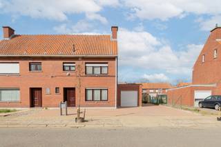 <p>Deze te deels te renoveren halfopen bebouwing is gelegen op een centrale, maar toch rustige locatie en biedt heel wat potentieel.<br /><br />Bij binnenkomst betreedt u de inkomhal, die toegang geeft tot het gastentoilet, de kelder, de keuken en de woonkamer. De woonkamer bestaat uit een gezellige zithoek en een eetplaats, met aansluitend de keuken. Via de bijbouw bereikt u opnieuw de keuken, evenals een praktische wasplaats met doorgang naar de garage.<br />Achteraan de woning bevindt zich een lichtrijke veranda, waar u dankzij de grote raampartijen kan genieten van een overvloed aan natuurlijk licht.<br /><br />Op de eerste verdieping vindt u de badkamer en drie slaapkamers. Daarnaast is er de mogelijkheid om een ruime zolderkamer te creëren.<br />Buiten beschikt de woning over een ruime tuin met achteraan twee ateliers en een handige achteruitgang. Parkeren vormt geen enkel probleem dankzij de oprit met plaats voor maar liefst vier wagens, aangevuld met een garage.<br /><br />De woning is gelegen in Blaasveld, een aangename en groene woonomgeving op wandelafstand van het Broek. Scholen, winkels en andere voorzieningen bevinden zich eveneens vlakbij, wat het dagelijkse leven bijzonder comfortabel maakt. Bovendien geniet u van een vlotte bereikbaarheid richting Brussel en Antwerpen via de A12 en E19, en een goede verbinding met Mechelen en Sint-Niklaas via de N16.</p><p>Stedenbouwkundige inlichtingen: Gvg, Wg, Gmo, Gvkr, Gvv<br /><br />Meer info en documenten vindt u op www.malines-group.be.</p>