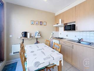 Gezellig dakappartement op de bovenste verdieping, ideaal gelegen in Westende-Bad. Bij het binnenkomen kom je in de lichtrijke woonkamer met...