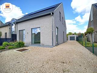 Moderne, recente woning, gelegen in een rustige verkaveling nabij het centrum van Wondelgem. Winkels, openbaar vervoer, verbindingswegen... allemaal op enkele minuten. <br /><br />Indeling <br />De woning omvat op het gelijkvloers een mooie inkomhal met vestiairekast, een open ingerichte keuken met zicht op het terras en de tuin, een ruime living, een grote berging/wasplaats, er is ook een slaapkamer en douchekamer met lavabomeubel en een toilet. Boven zijn er 3 slaapkamers, een badkamer met ligbad en een lavabomeubel, een apart toilet. Er is ook een zolder.<br />Mooi terras , tuin en vrijstaande garage<br /><br />Wenst u de woning te bezichtigen? Reserveer dan zeker uw tijdslot op het voorziene bezoekmoment via onze website (immovercruysse.be > te huur > ga naar dit pand > klik op de knop "plan uw bezoek" > reserveer het gewenste tijdslot)
