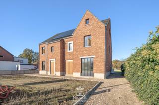 => Ligging<br />- De Grote Baan in Ellikom (deelgemeente van Oudsbergen) bevindt zich langs de N73, een belangrijke verbindingsweg tussen Bree, Peer en Bocholt. Deze centrale ligging biedt vlotte bereikbaarheid naar omliggende steden en voorzieningen.<br /><br />=> Indeling<br />- Inkomhal <br />- Apart gastentoilet<br />- Leefruimte met open keuken<br />- Bureau<br />- Bergruimte<br /><br />=> Verdieping<br />- Nachthal<br />- Apart toilet<br />- Drie slaapkamers<br />- Twee badkamers<br /><br />=> Zolder<br />- Zolderruimte<br />- Technische ruimte<br /><br />=> Comfort<br />- Warmtepomp (lucht-water) via vloerverwarming<br />- Aluminium (steel-look) ramen met driedubbele beglazing<br />- Zonnepanelen (4600 WP - 10 panelen)<br />- Ventilatiesysteem D<br />- Domotica aanwezig<br />- Regenwaterput van 10.000 liter met recuperatie toiletten en buitenkraan<br /><br />=> Meerwerken:<br />- Carport<br />- Afwerking zolder met gyproc<br />- Alarmsysteem<br />- Tuinaanleg<br />- Bestrating